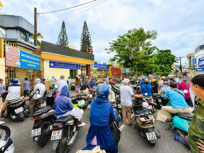 Phụ huynh phải chờ gần 1 giờ đồng hồ vẫn chưa thấy các thí sinh ra dù thời gian thi đã kết thúc từ lâu.