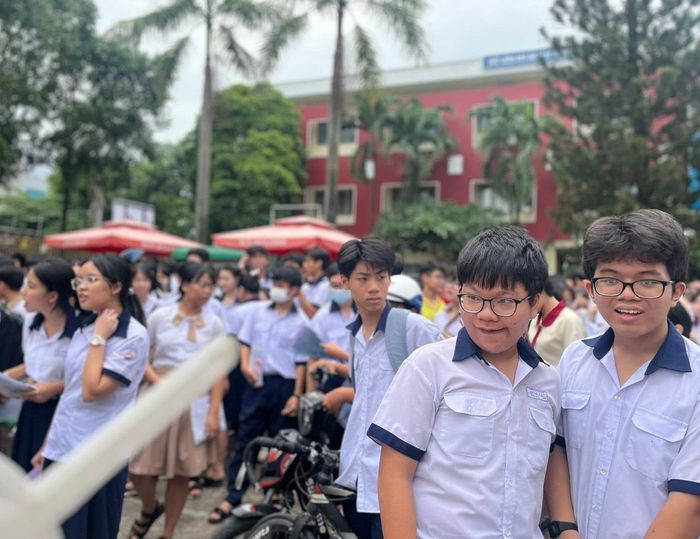 Niềm vui của các em học sinh sau khi rời trường thi ở môn thi đầu tiên.