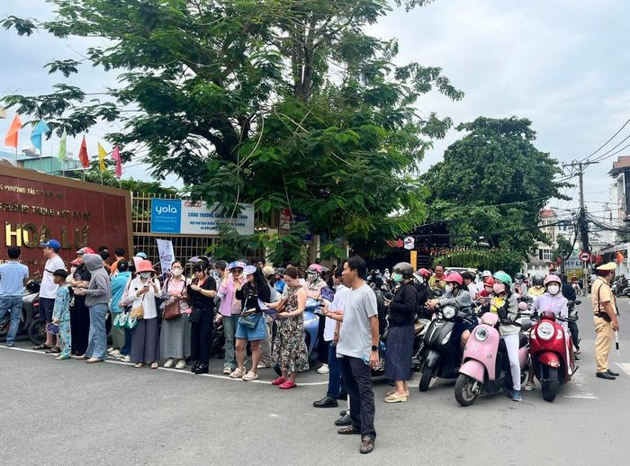 Khoảng 10 giờ 10 phút, các phụ huynh đã bắt đầu đứng chờ con tại điểm thi này.