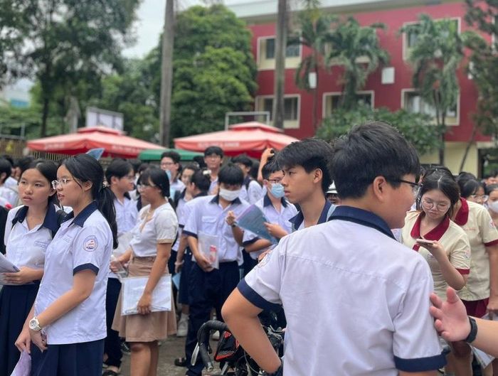 Đến 11 giờ, các thí sinh mới được cho ra bên ngoài sau khi bổ sung thông tin cho một thí sinh quên ghi số báo danh.