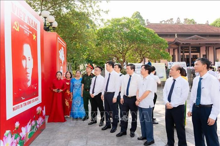 Các đại biểu tham quan triển lãm.