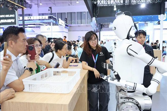 Robot hình người tại Hội nghị Robot Thế giới 2025 ở Bắc Kinh, Trung Quốc. Ảnh tư liệu: TTXVN