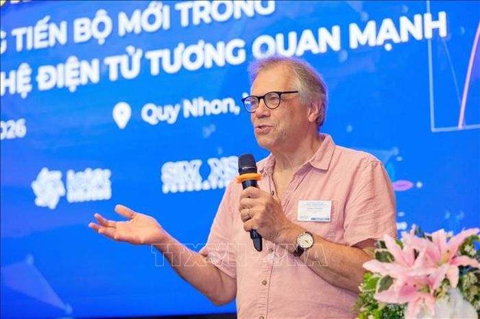 Giáo sư Andrey V. Chubukov, Đại học Minnesota, Hoa Kỳ, phát biểu tại Hội thảo. Ảnh: TTXVN phát