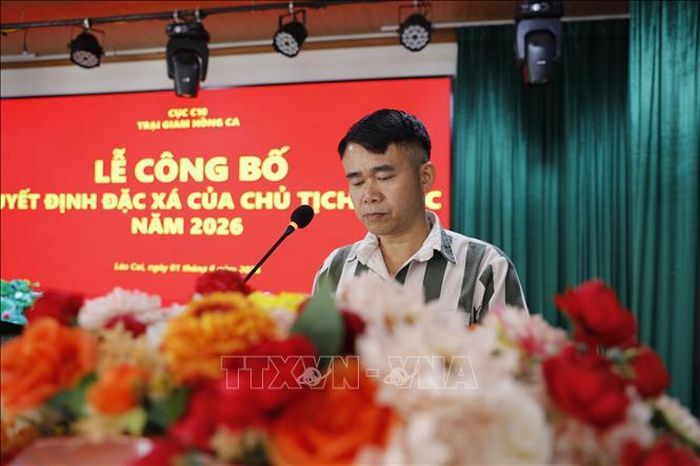 Đại diện cho các phạm nhân được nhận quyết định đặc xá phát biểu.