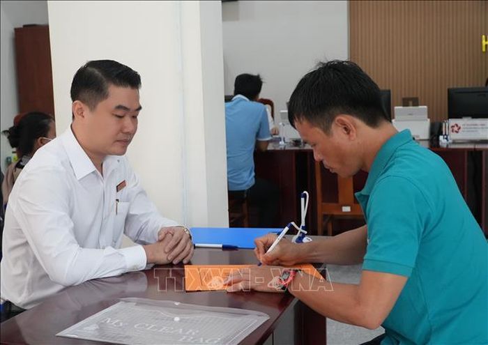 Tại xã Củ Chi, cán bộ đã phải thiết lập các nhóm phản ứng nhanh trên Zalo với đầu mối sở, ngành nhằm gỡ vướng trực tiếp cho người dân. Ảnh: Hữu Duyên/TTXVN