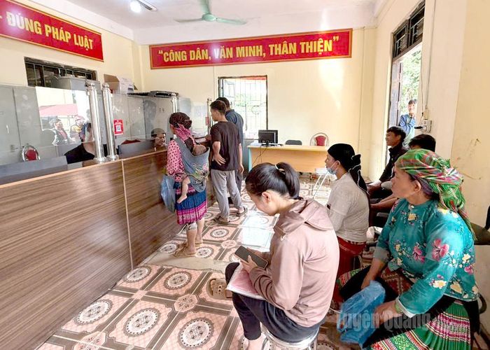 Nhân dân đến làm thủ tục hành chính tại Trung tâm Phục vụ hành chính công xã Thắng Mố. Ảnh: baotuyenquang.com.vn
