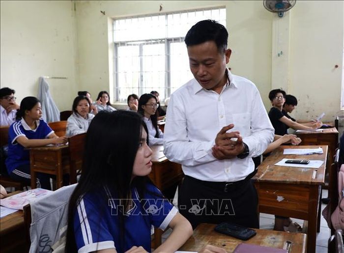 Thứ trưởng Bộ Giáo dục và Đào tạo Lê Quân kiểm tra thực tế công tác chuẩn bị cho Kỳ thi tốt nghiệp THPT năm 2026 tại các điểm thi.