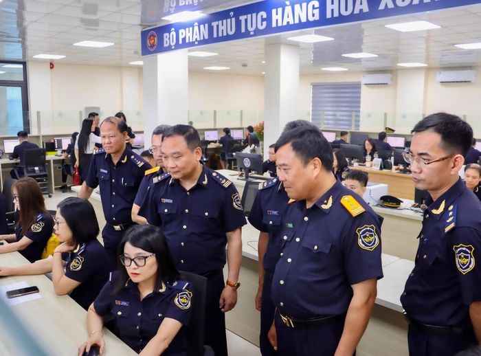 Cục trưởng Cục Hải quan Nguyễn Văn Thọ (đứng thứ 2, bên trái) kiểm tra và động viên công chức Đội Thông quan (Chi cục Hải quan khu vực III) trong ngày đầu thực hiện thông quan tập trung (ngày 1/6). Ảnh: Cục Hải quan