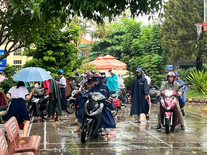 Dù nắng hay mưa, nhiều phụ huynh vẫn chọn ở lại trước cổng trường để đồng hành cùng con trong kỳ thi quan trọng.