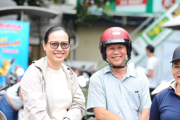Thầy cô Trường THCS Nguyễn Văn Nghi (phường An Nhơn) đến tận điểm thi để cổ vũ cho các học trò của mình.
