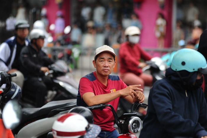 Ánh mắt dõi về phía cổng trường của các phụ huynh trong lúc chờ con hoàn thành bài thi.