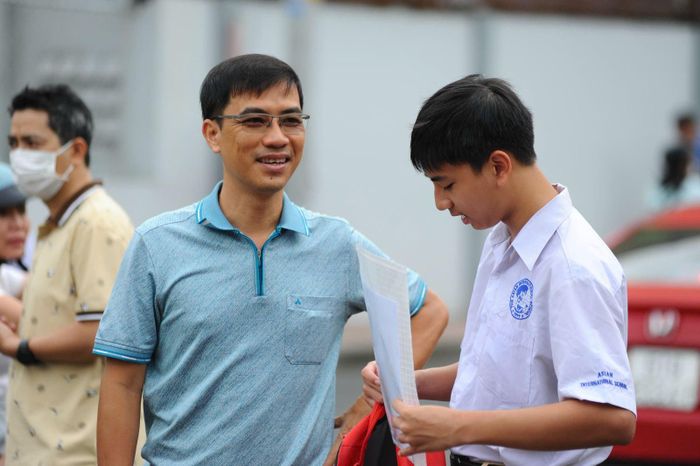 Nụ cười nhẹ nhõm của phụ huynh khi thấy con bước ra khỏi phòng thi với tâm trạng thoải mái.