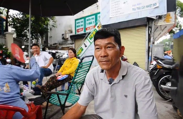 Ông Nguyễn Đình Cường, ngụ phường Hiệp Bình, ngồi chờ con tại điểm thi Trường THCS Quang Trung.