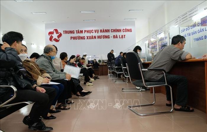 Đông đảo người dân đến làm thủ tục hành chính tại Trung tâm phục vụ hành chính công phường Xuân Hương – Đà Lạt (Lâm Đồng) trong những ngày qua. Ảnh: Nguyễn Dũng/TTXVN