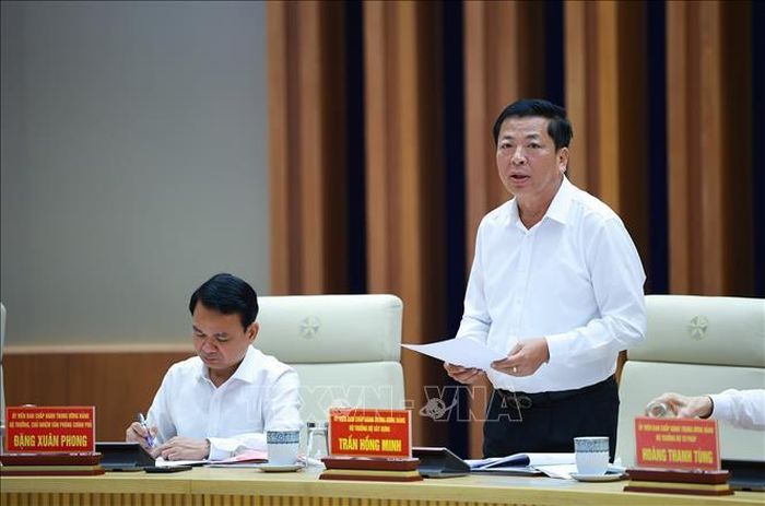 Bộ trưởng Bộ Xây dựng Trần Hồng Minh báo cáo tình hình triển khai xây dựng nhà ở xã hội, nhà ở cho thuê tại các địa phương. Ảnh: Dương Giang/TTXVN