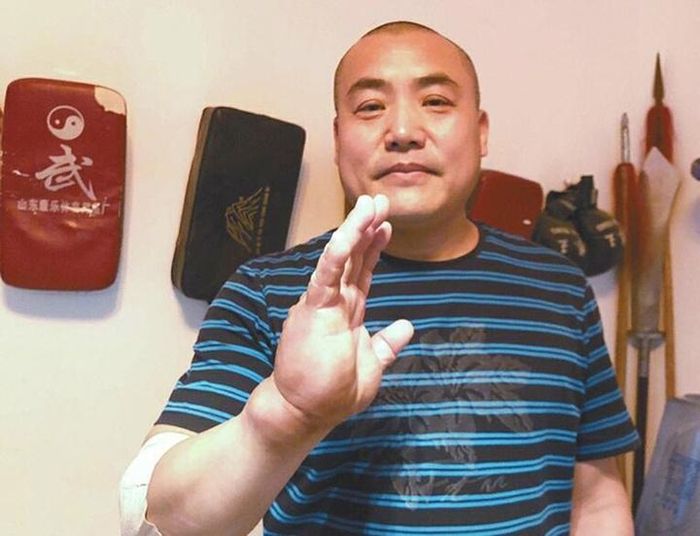 Đôi bàn tay dày bất thường của võ sư Zhang là kết quả của hơn 20 năm khổ luyện môn Thiết Sa chưởng, với hàng nghìn lần đánh vào bao cát mỗi ngày. Ảnh: O.C