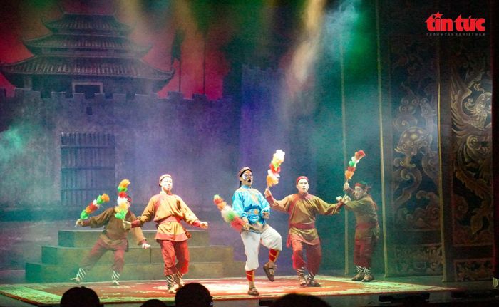 Các trích đoạn mang đến cho khán giả, các em nhỏ cơ hội khám phá những giá trị đặc sắc của sân khấu truyền thống qua một hình thức thể hiện mới mẻ, hấp dẫn.