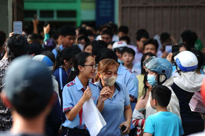 Niềm vui của phụ huynh và học sinh tại điểm thi Trường THCS Nguyễn Du sau môn thi Ngoại ngữ.