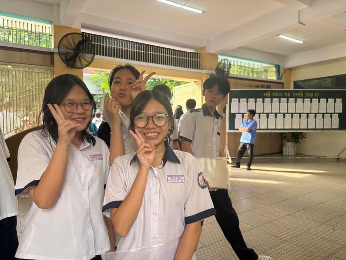 Các em học sinh Trường THCS Minh Đức khá vui khi làm bài tốt ở môn Ngoại ngữ.