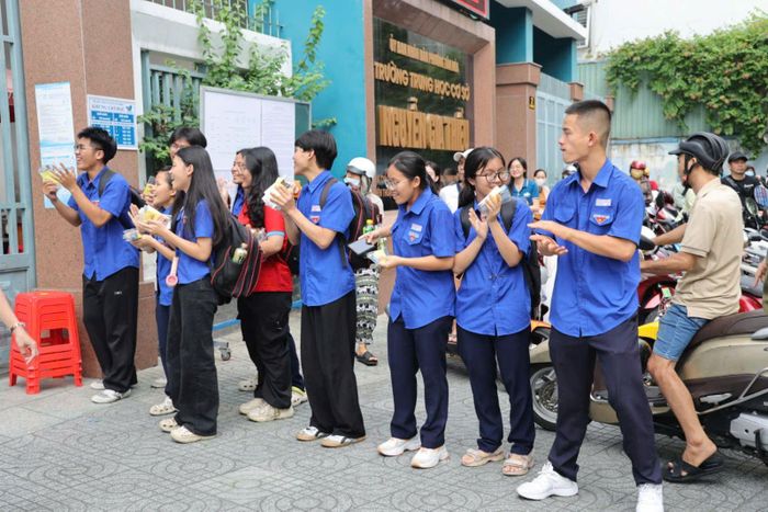 Các sinh viên tình nguyện chào mừng các học sinh đã kết thúc 2 môn thi Ngữ văn và Ngoại ngữ trong ngày 1/6.