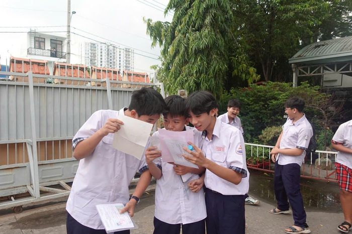 Các học sinh kiểm tra lại môn Ngoại ngữ sau khi thi xong tại điểm thi Trường THCS Trường Thọ.