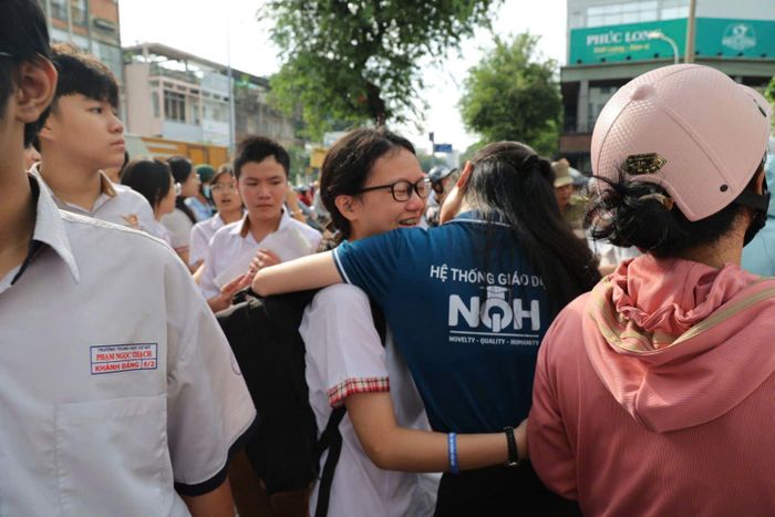 Em Thanh Hoa khá vui và ôm người thân sau khi kết thúc môn thi Ngoại ngữ.