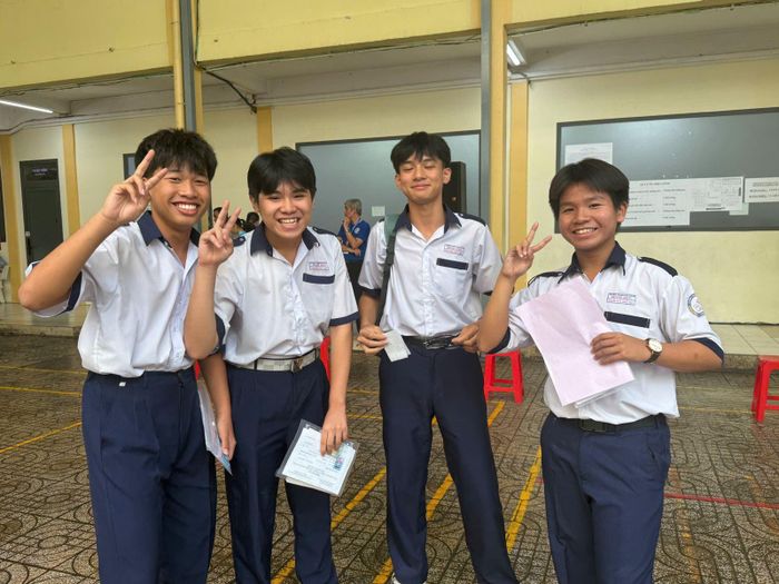 Thí sinh TP Hồ Chí Minh rời phòng thi môn Ngoại ngữ với tâm trạng khá thoải mái.