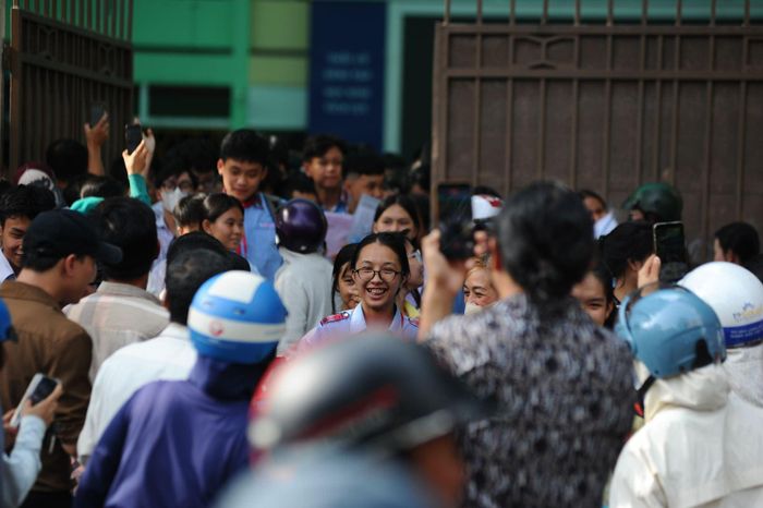 Gương mặt rạng rỡ của học sinh sau khi kết thúc ngày thi đầu tiên của kỳ tuyển sinh lớp 10.