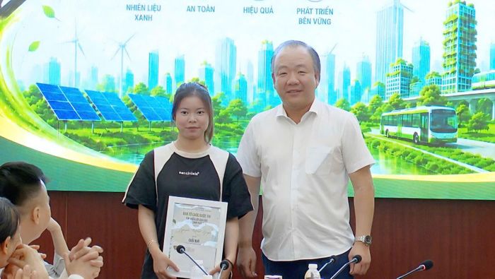 Ban Tổ chức trao Chứng nhận cho Người chơi đạt Giải Nhì.