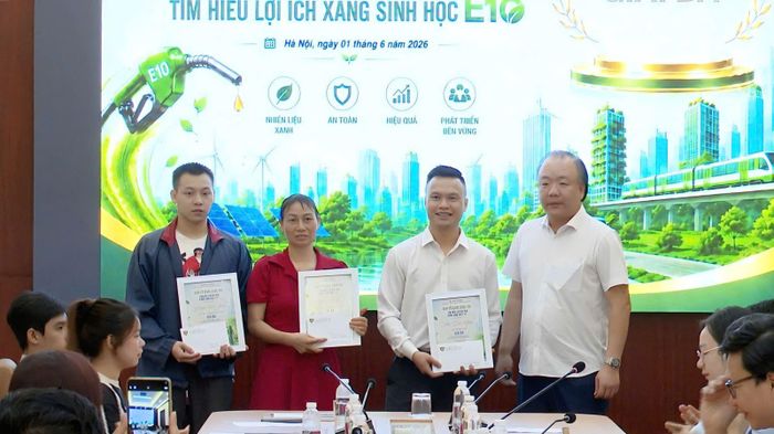 Ban Tổ chức trao Chứng nhận cho Người chơi đạt Giải Ba.