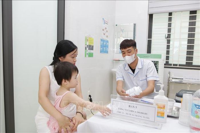 Trao đổi thông tin về Chiến dịch bổ sung Vitamin A với phụ huynh trẻ.
