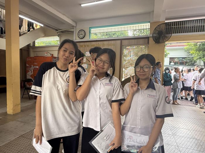 Các em học sinh Trường THCS Minh Đức sau buổi thi Anh văn, đánh giá đề vừa sức, dễ đạt kết quả cao.