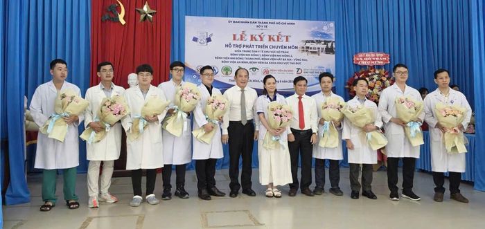 10 bác sĩ, điều dưỡng từ các bệnh viện tuyến trên nhận nhiệm vụ luân phiên hỗ trợ chuyên môn tại Trung tâm Y tế khu vực Hồ Tràm. Ảnh: BV