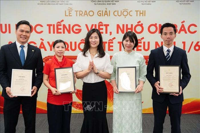 Tổng Lãnh sự Trịnh Thị Mai Phương vinh danh các cá nhân, gia đình tiêu biểu.