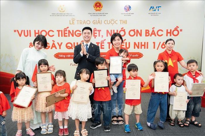Ông Nguyễn Duy Anh, Ủy viên Ủy ban TWMTTQVN, Tổng Thư ký Mạng lưới Giảng dạy tiếng Việt và gìn giữ văn hóa Việt Nam toàn cầu chụp ảnh cùng các em nhỏ.