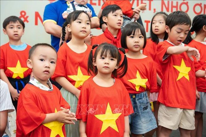 Con em kiều bào háo hức tham dự chương trình.