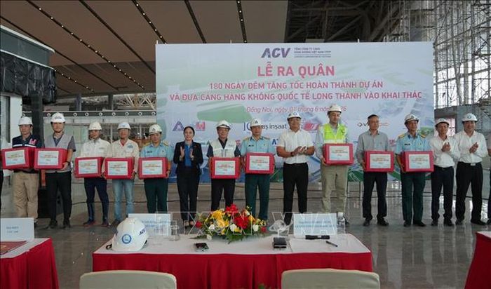 Lãnh đạo Tổng Công ty Cảng hàng không Việt Nam trao quà cho các nhà thầu thi công dự án sân bay Long Thành.