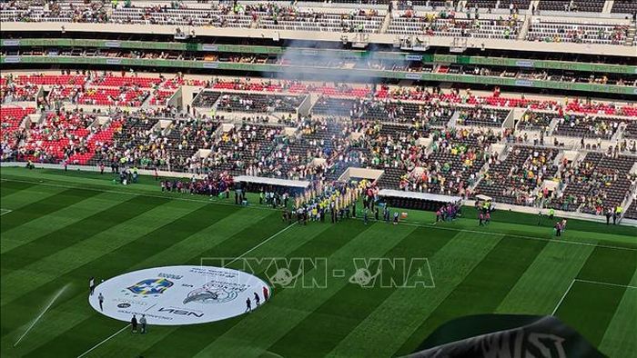 Mặt sân và khán đài của sân vận động Azteca (Banorte) sau đợt nâng cấp phục vụ World Cup 2026. Ảnh: Phương Lan - PVTTXVN tại Mexico