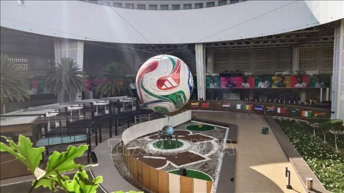 Mô hình trái bóng chính thức của World Cup 2026 trong một không gian công cộng tại Mexico. Ảnh: Phi Hùng - PV TTXVN tại Mexico