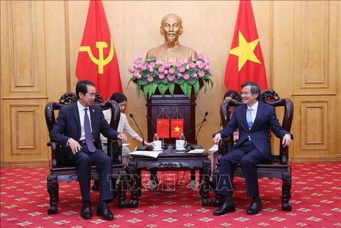 Đồng chí Đoàn Minh Huấn, Giám đốc Học viện Chính trị quốc gia Hồ Chí Minh tiếp đồng chí Hà Vĩ, Đại sứ Đặc mệnh toàn quyền nước Cộng hòa Nhân dân Trung Hoa tại Việt Nam. Ảnh: Văn Điệp/TTXVN