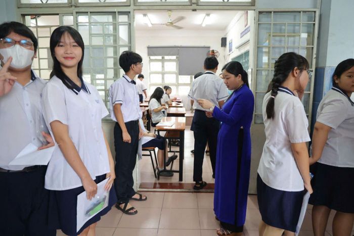 Giám thị kiểm tra thông tin của các thí sinh trước khi bước vào môn thi Ngữ văn sáng ngày 1/6.