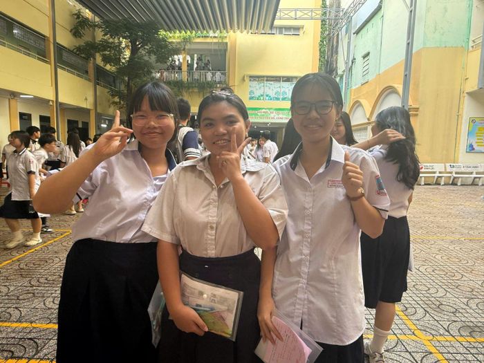 Gương mặt rạng rỡ của học sinh sau khi hoàn thành môn Ngoại ngữ chiều 1/6.