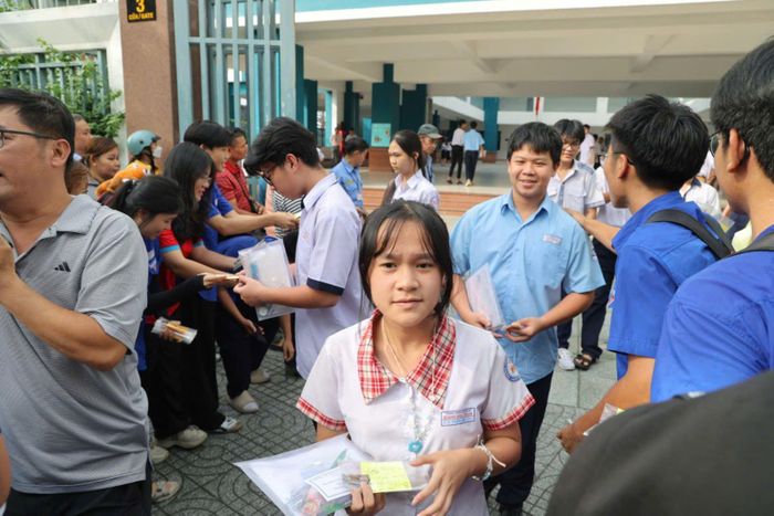 Nhiều thí sinh nhận xét đề thi năm nay vừa sức và bám sát chương trình học.