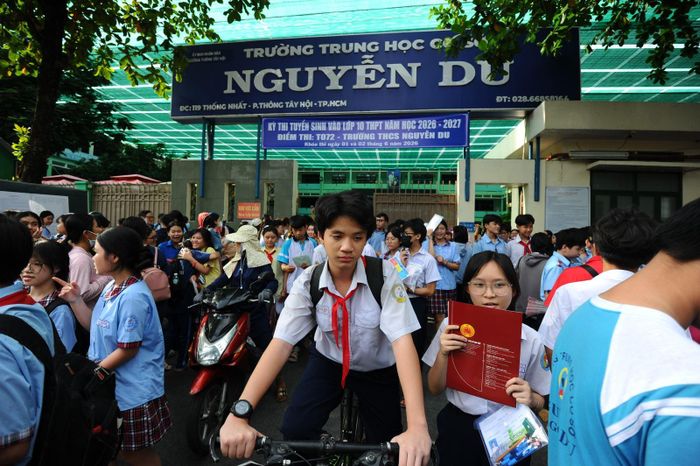 Các thí sinh như trút được nỗi lo sau hai môn thi.