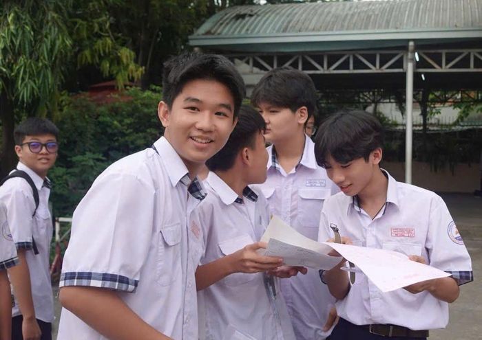 Nhiều học sinh phấn khởi sau khi kết thúc hai môn thi Ngữ văn và Ngoại ngữ.