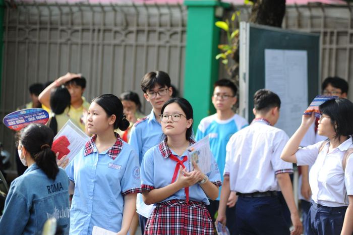 Khoảnh khắc đáng nhớ của thí sinh TP Hồ Chí Minh trong ngày thi đầu tiên vào lớp 10 công lập.