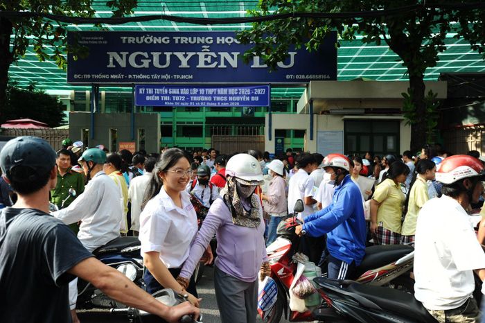 Nhiều phụ huynh chọn ở lại điểm thi suốt nhiều giờ để đồng hành cùng con.