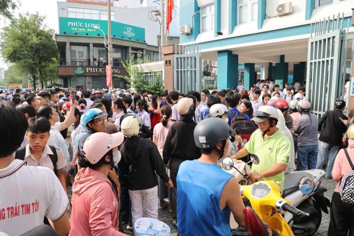 Phụ huynh đón con sau giờ làm bài ở điểm thi.