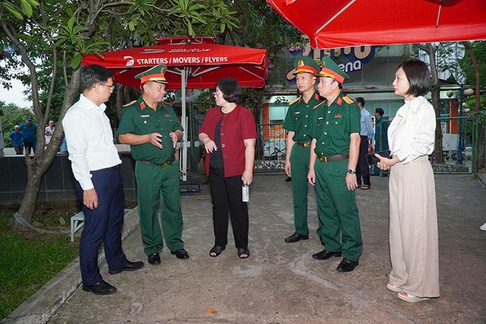 Lãnh đạo TP Hồ Chí Minh cùng lãnh đạo Bộ Tư lệnh Thành phố khảo sát thực địa tại Công viên Lê Thị Riêng (phường Hòa Hưng).
