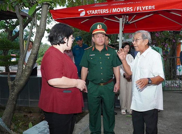 Lãnh đạo TP Hồ Chí Minh nghe nghe báo cáo kết quả bước đầu trong quá trình tìm kiếm, xác minh vị trí nghi hố chôn tập thể các liệt sĩ hy sinh.